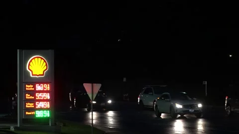 A Shell Gas Station at night. Vídeos de archivo 171364095
