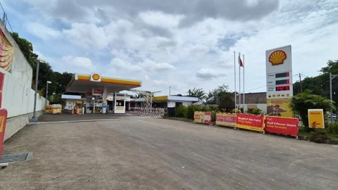 A Shell gas station that remains open during a fuel shortage Stock Footage 319965707
