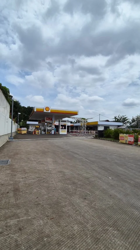 A Shell gas station that remains open during a fuel shortage Stock Footage 319965925