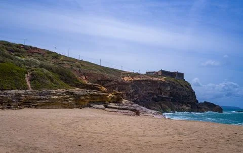 Shell rock coastal cliffs and sandy beach on the Atlantic coast, Portugal Stock-Fotos