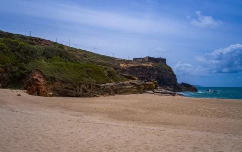 Shell rock coastal cliffs and sandy beach on the Atlantic coast, Portugal Foto stock