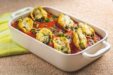 Shell-shaped pasta stuffed with spinach and cheese Stock Photos