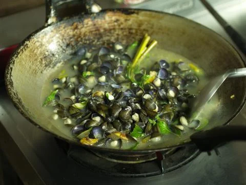 Shell Soup with Garlic, Chilli , Mint and Basil. Traditional Northeast of Tha Foto stock