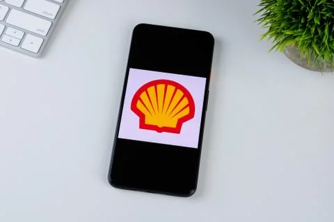 Shell US &amp; Canada app logo on a smartphone screen Stock Photos
