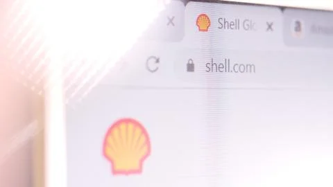 Shell.com website in browser and logo on the computer screen. Editorial macro Foto stock