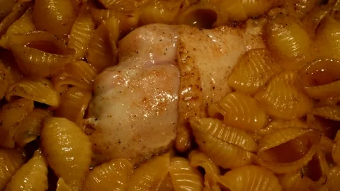 Shells pasta with chicken drumstick Stockbeeldmateriaal 302144926
