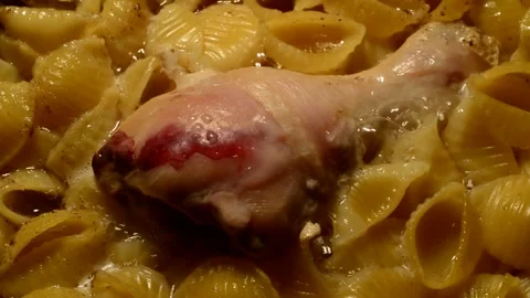 Shells pasta with chicken drumstick 库存影片 302218677