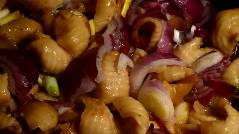 Shells pasta with red onion 動画素材 302215600