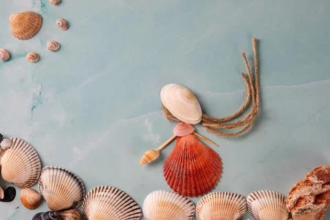 Shells,representing a girl with a hat on a beach,a snail purse,rope hair, Foto stock