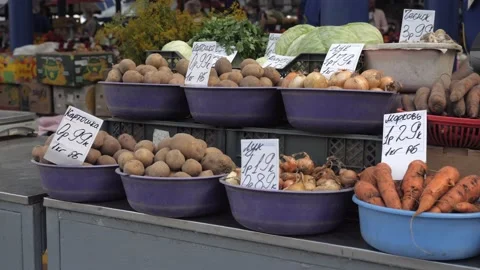 Shelves with vegetables on the market Vídeos de archivo 159869057