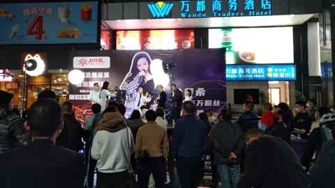 Shenzhen, China: webcast anchor performs live Vídeos de archivo 167672952