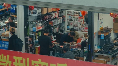 Shenzhen Electronics Market GPU and Motherboard Repair Shop with Technicians Stockbeeldmateriaal 333973043
