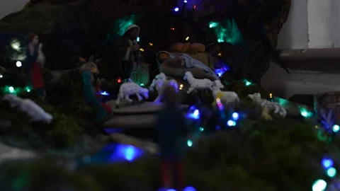 A shepherd of the crib looks at the nativity. Stock-Footage 167204337