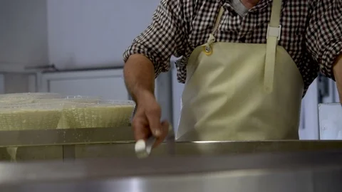 Shepherds makes ricotta cheese with fresh milk 库存影片 89994016