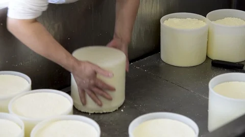 Shepherds makes ricotta cheese with fresh milk 库存影片 89994018