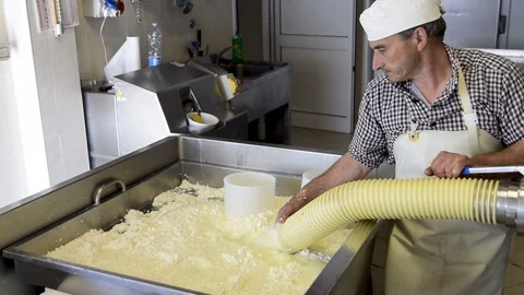 Shepherds makes ricotta cheese with fresh milk 库存影片 89994019