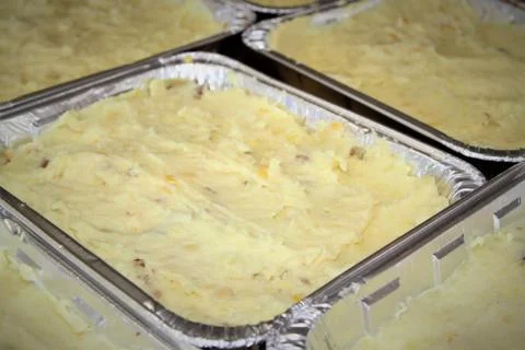 Shepherds pies in tin containers Foto stock