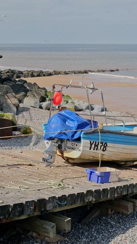 Sheringham beach at low tide Video stock 306319939