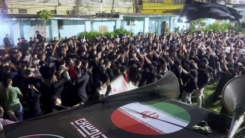 Shia Muslims Performing Chest Beating During Arbaeen Procession 库存影片 341497705