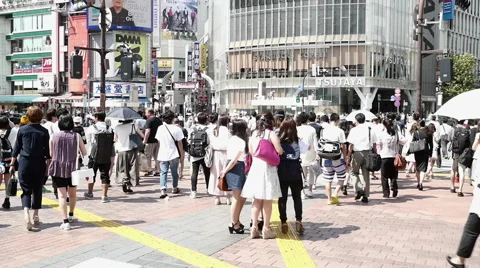 Shibuya intersection people crossing Video stock 68414927