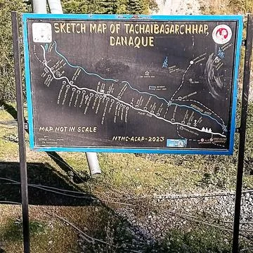 Shield with a map of the settlement. Photos