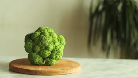 Shift focus on broccoli. Video stock 137097954