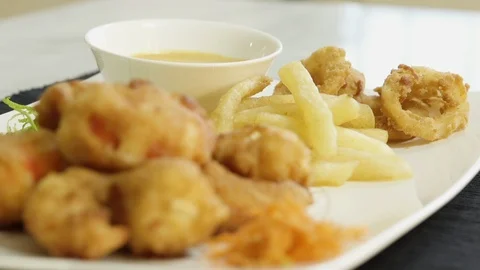 Shift focus on a dish of crispy shrimps with potato, sauce, and onion Stock Footage 122121774