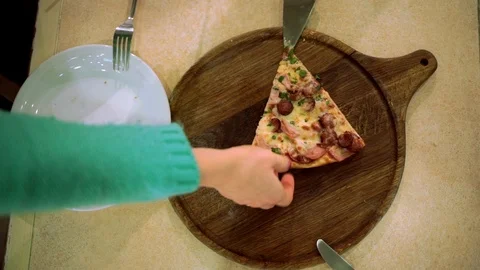 Shift the last piece of pizza into a plate Video stock 88921698
