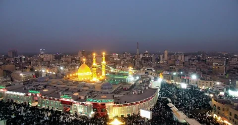 Shiite pilgrims in Karbala between mosques Video stock 100963789