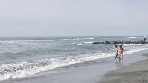 Сhildren playing by the sea Vídeo Stock 187006854