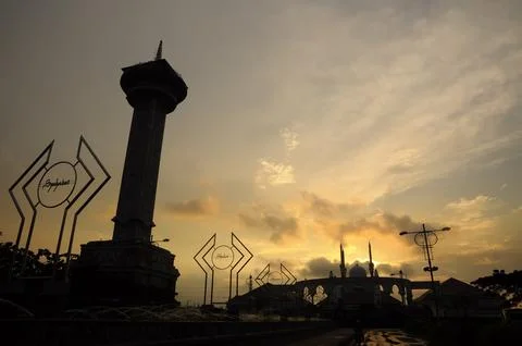 Shilouette of the Central Java Grand Mosque at sunset Foto stock