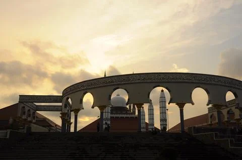 Shilouette of the Central Java Grand Mosque at sunset Stock-Fotos
