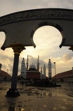 Shilouette of the Central Java Grand Mosque at sunset Stock-Fotos