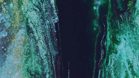 Shimmering fluid spill ink drip blue green paint Video stock 280095947