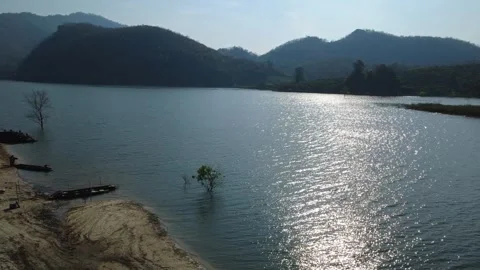 The shimmering lake surface 스톡 동영상 334129378