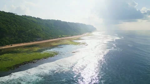 The shine of the sun on the surface of the sea and the green hill, the waves 库存影片 267956416