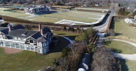 Shingled manor and walled gardens in the Hamptons 库存影片 85455483