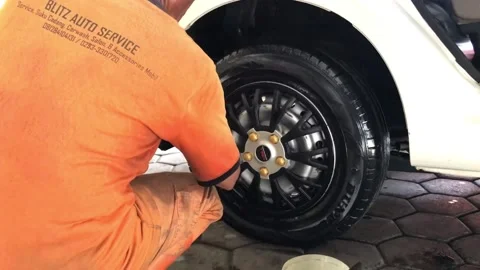 Shining a car tire. Stock-Footage 224869176