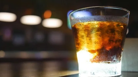 Shining light through soft drink glass Vidéo 80888166