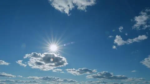 Shining sun rays and eventually breaking through cloud mass. Clouds beautiful Foto stock