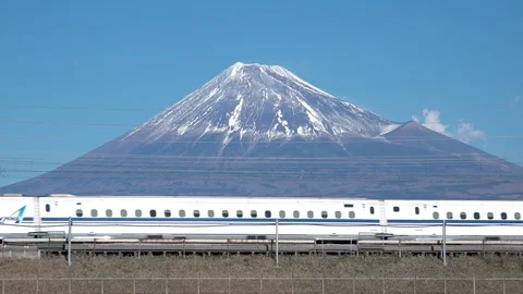 Shinkansen bullet train passing and Mt Fuji, prefecture, Japan Vidéo 101673277