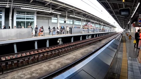 Shinkansen N700 bullet train at Mishima Station Vídeo Stock 318199598