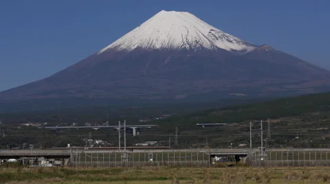 Shinkansen Train Passes Mount Fuji in Japan Видео 45650138