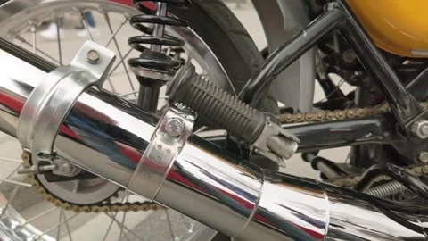 Shiny Chrome exhaust pipe on Simson classic East German motorbike Vídeos de archivo 305472485