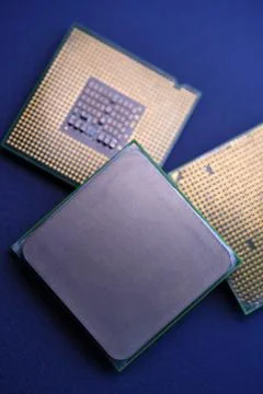 The shiny cover of the computer processor. Multiple processors on a blue ba.. Foto stock