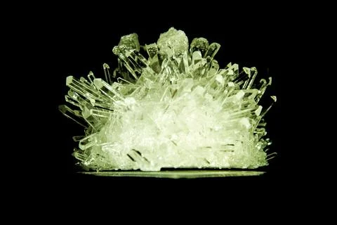 Shiny green sharp emerald crystal highlighted and isolated on black background Foto stock