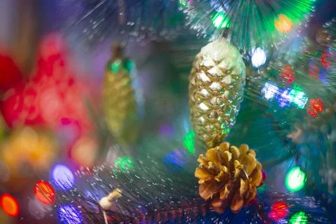 Shiny multi-colored Christmas tree toys background Foto stock