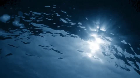 Shiny reflections of the sun in the water. It's a close-up shot of the ocean Vidéo 171277589