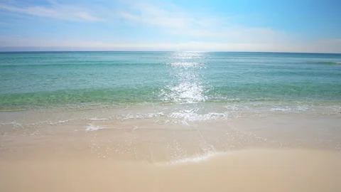 Shiny sun glitter reflections on ocean sea waves, Florida Destin Miramar beach Vidéo 154257800