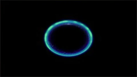 Shiny transparent blue sphere with a glowing neon light bulb reflection Vidéo 296870593